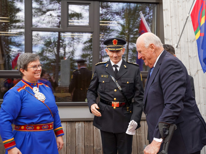 Museumsdirektør Birgitta Fossum ønsker Kong Harald velkommen til Saemien Sijte (Sørsamisk museum og kultursenter). Foto: Liv Anette Luane, Det kongelige hoff